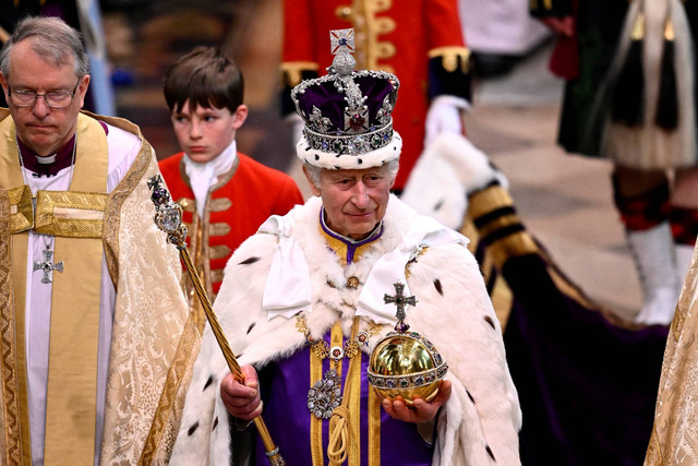 Raja Charles III meninggalkan layanan penobatan di Westminster Abbey di London, Inggris, Sabtu (6/5/2023). Foto: Gareth Cattermole/Pool via REUTERS
