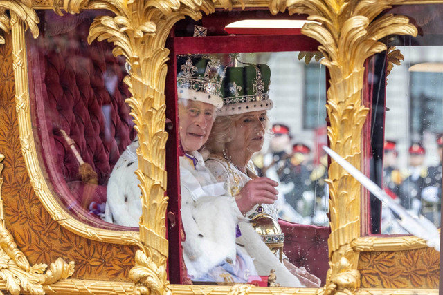 Raja Charles III dan Ratu Camilla meninggalkan Westminster Abbey, di London, Inggris, setelah penobatannya, Sabtu (6/5/2023). Foto: Jack Hill/Pool via REUTERS