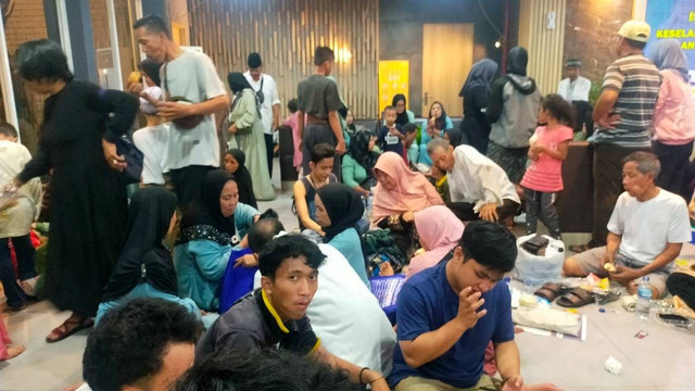 Penumpang kapal feri KMP Royce 1 yang terbakar di Selat Sunda. Foto: Dok. Istimewa