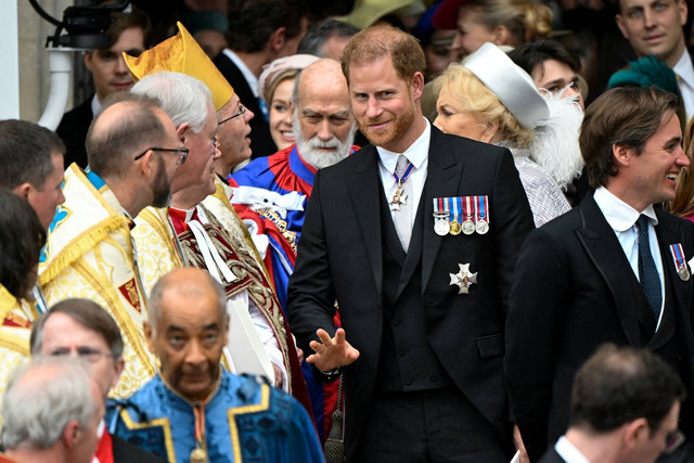 Pangeran Inggris Harry tiba untuk menghadiri upacara penobatan Raja Charles III dan Ratu Camilla Inggris di Westminster Abbey, di London, Inggris, Sabtu (6/5/2023). Foto: TOBY MELVILLE/POOL/AFP