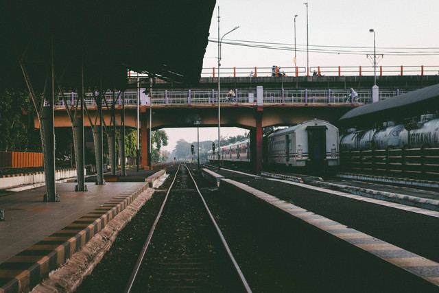 Apa Nama Stasiun Kereta Api Terbesar di Surabaya? Foto: Unsplash/Pradamas Gifarry.