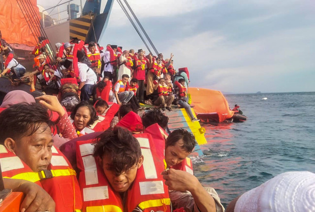 Petugas Basarnas Banten melakukan evakuasi korban kebakaran kapal ferry KMP Royce 1 di pelabuhan Merak, Kota Cilegon, Banten, Sabtu (6/5/2023). Foto: HO-Basarnas Banten/Antara Foto