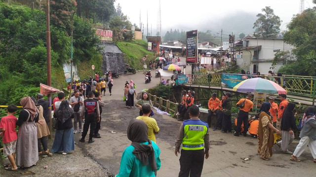 Suasana di lokasi bus terjun ke jurang di kawasan Wisata Guci Tegal Jawa Tengah. Foto: Dok. Istimewa