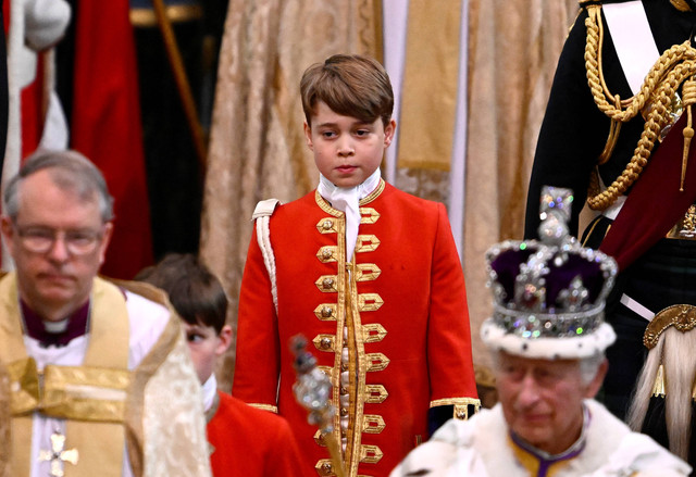 Pangeran George lakoni peran Page Boy atau pengiring Raja Charles III di penobatan. Foto: Gareth Cattermole/AFP