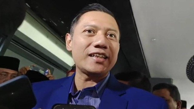 Ketua Umum Partai Demokrat Agus Harimurti Yudhoyono (AHY) tiba di acara relawan Amanat Indonesia (ANIES) di Tennis Indoor Senayan, Kompleks Gelora Bung Karno (GBK), Jakarta Pusat, Minggu (7/5/2023). Foto: Zamachsyari/kumparan