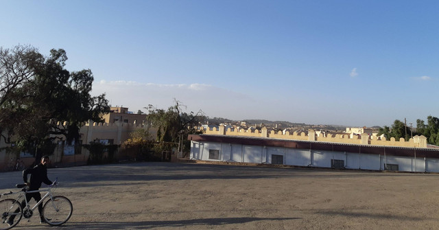 Bersepeda (berjalan dengan sepeda?) melintasi pusat kota Asmara. (Foto: Koleksi pribadi.)
