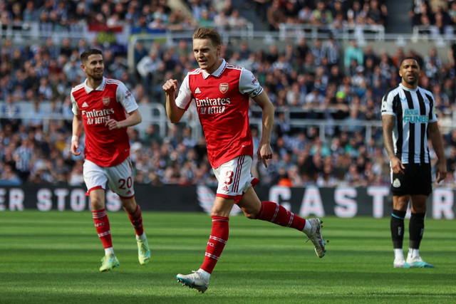 Selebrasi pemain Arsenal Martin Odegaard usai mencetak gol ke gawang Newcastle United pada pertandingan lanjutan Liga Inggris di Stadion St. James Park, Newcastle, Inggris, Minggu (7/5/2023). Foto: Lee Smith/REUTERS