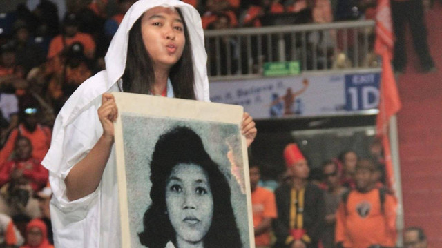 Penampilan teater Marsinah saat May Day di Istora Senayan, Jakarta.