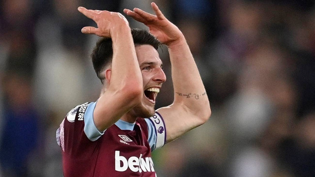 Declan Rice dari West Ham United merayakan kemenangan setelah pertandingan melawan Manchester United di Stadion London, Inggris. Foto: Tony Obrien/Reuters