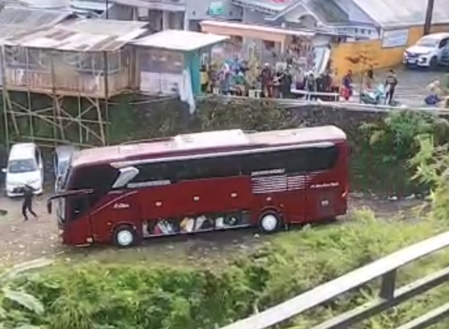 Saat bus menggelosor sebelum terguling ke jurang. Dok: Ist.