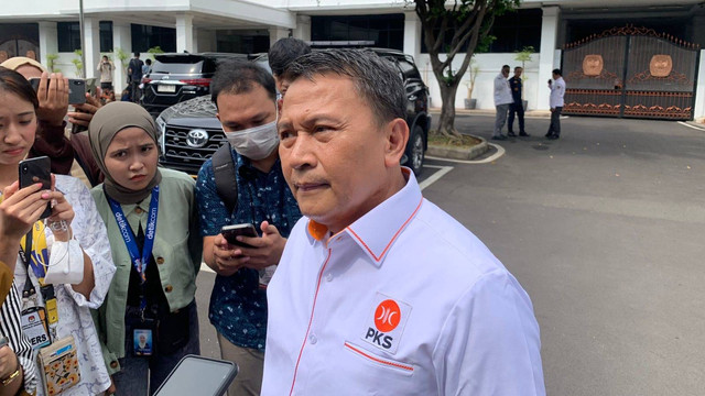 Politikus PKS sekaligus anggota Komisi II DPR, Mardani Ali Sera di depan kantor KPU RI, Senin (8/5/2023). Foto: Luthfi Humam/kumparan