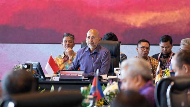 Direktur Jenderal Kerja Sama ASEAN Kementerian Luar Negeri RI, Sidharto Reza Suryodipuro yang juga sebagai SOM Leader Indonesia memimpin jalannya pertemuan Pejabat Senior ASEAN (ASEAN Senior Officials' Meeting/SOM), Senin (8/5/2023). Foto: Kemlu RI