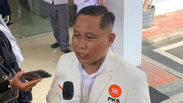 Komedian Narji mendaftar menjadi Bacaleg melalui partai PKS di kantor KPU RI, Jakarta, Senin (8/5/2023). Foto: Luthfi Humam/kumparan