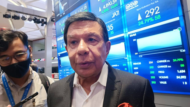 Komisaris Utama sekaligus Co-Founder Tripar Multivision Plus, Raam Punjabi, di Bursa Efek Indonesia (BEI), Senin (8/5/2023). Foto: Ghinaa Rahmatika/kumparan