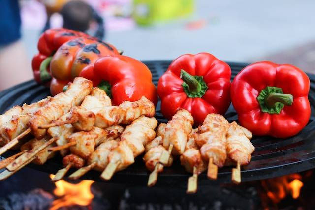 Ilustrasi makan sate taichan di Bandung. Sumber foto : https://unsplash.com/@iamfelicia