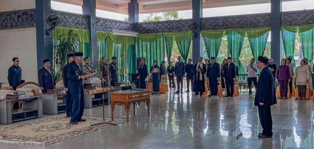 Bupati Sintang Jarot Winarno melantik Kartiyus sebagai Sekda Sintang. (Foto: Dokumen Prokopim Sintang)