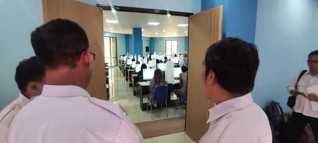 Peserta mengikuti Ujian Tulis Berbasis Komputer-Seleksi Nasional Berdasarkan Tes (UTBK-SNBT). Foto: Dok. Istimewa