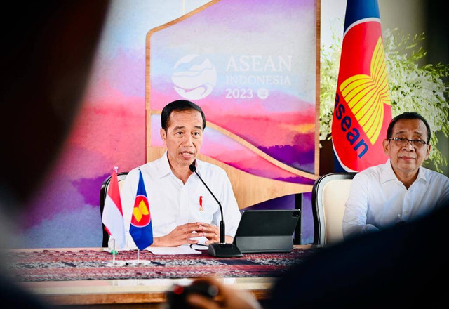 Presiden Jokowi saat memberikan keterangan pers di Labuan Bajo, Manggarai Barat, NTT, Senin (8/5/2023). Foto: Laily Rachev/Biro Pers Sekretariat Presiden