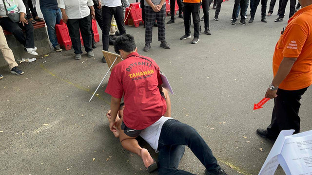 Rekonstruksi duel Aditya Hasibuan vs Ken Admiral di Polda Sumut, Senin (8/5/2023). Foto: Tri Vosa/kumparan