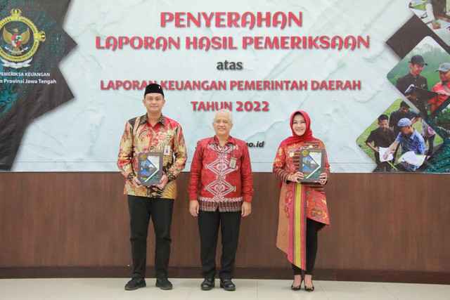 Bupati Klaten Sri Mulyani (kanan) menerima secara langsung Laporan Hasil Pemeriksaan (LHP) atas Laporan Keuangan Pemerintah Daerah (LKPD) Kabupaten Klaten tahun anggaran 2022 dari BPK perwakilan Jawa Tengah di Kantor BPK Jateng, Jumat (5/5/2023). Foto: Pemkab Klaten