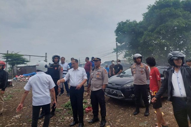 Tim Opsnal Satres Narkoba dan Reskrim Polres Metro Jakarta Utara menggerebek kampung Bahari di Jakarta Utara. Foto: Dok. Istimewa