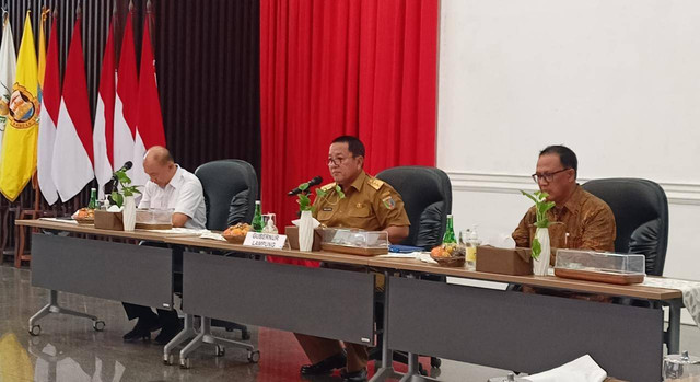 Gubernur Lampung, Arinal Djunaidi saat memaparkan terkait infrastruktur jalan di Lampung pasca kunjungan Presiden RI Joko Widodo. | Foto : Galih Prihantoro/ Lampung Geh