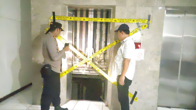 Garis polisi terbentang di depan lift lantai 3 Gedung E kantor Gubernur Jawa Tengah. Foto: Intan Alliva Khansa/kumparan