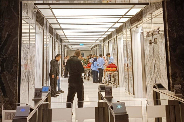 Lift macet di Pakuwon Tower, Menteng Dalam, Jakarta Selatan, Senin (8/5). Foto: Hedi/kumparan