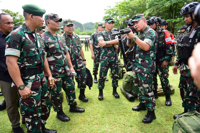 Jenderal Dudung meninjau kesiapan operasi Batalyon Infanteri Para Raider 433/Julu. Foto: TNI AD