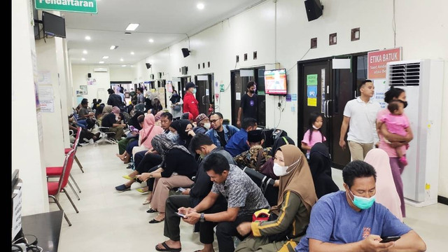 Sejumlah bakal calon legislatif (caleg) dari berbagai kabupaten antre untuk mengikuti pemeriksaan kesehatan (MCU) dan kejiwaan di Rumah Sakit Sultan Imanuddin (RSSI) Pangkalan Bun, Selasa (9/5/2023). Foto: Lukman Hakim/InfoPBUN