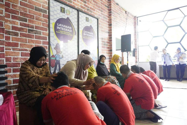 Warga Binaan mencuci kaki orang tuanya pada kegiatan family group support