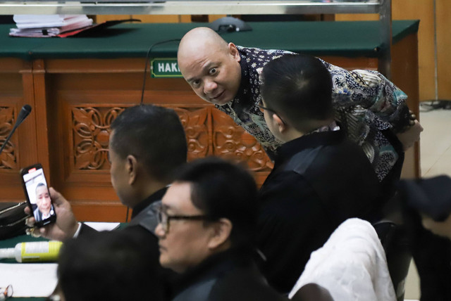 Mantan Kapolda Sumatra Barat Irjen Pol Teddy Minahasa menjalani sidang pembacaan putusan terkait kasus peredaran gelap narkoba di Pengadilan Negeri (PN) Jakarta Barat pada hari ini, Selasa (9/5/2023). Foto: Jamal Ramadhan/kumparan