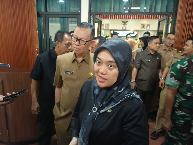 Wakil Gubernur Lampung, Chusnunia Chalim saat dimintai keterangannya terkait mobil dinas miliknya yang diduga nunggak pajak. | Foto : Galih Prihantoro/ Lampung Geh