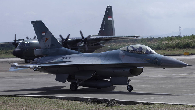 Satu unit pesawat tempur RI F-16 tiba di Lanud El Tari Kupang, NTT, Selasa (9/5/2023). Foto: ANTARA FOTO/Kornelis Kaha