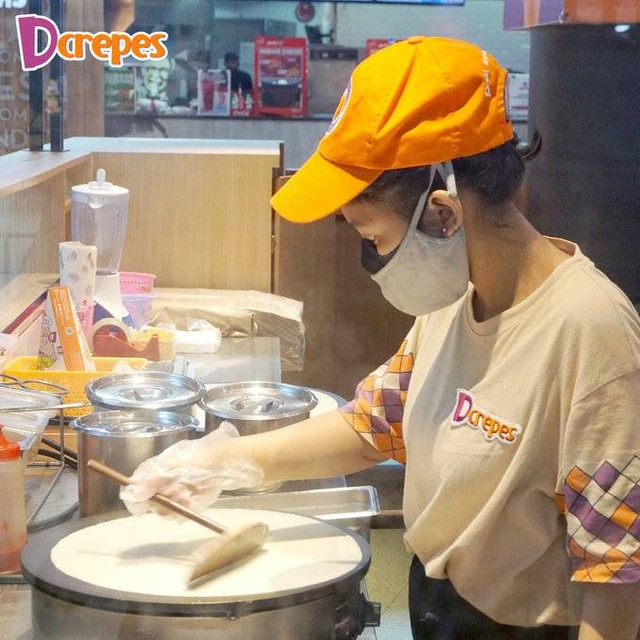 Karyawan Dcrepes saat sedang membuat pesanan. Foto: Twitter/@Dcrepes