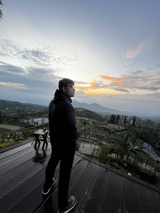 Wisatawan yang menikmati keindahan Silancur Highland Foto: Gitario Vista Inasis/kumparan