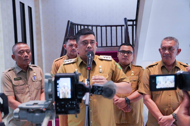 Wali Kota Medan, Bobby Nasution, saat siaran pers terkait proyek lampu jalan di Kota Medan pada Selasa (9/5). Dok: Pemkot Medan.