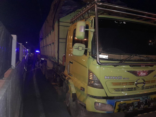 Truk yang menabrak pemotor di Makassar. Foto: Dok. Istimewa