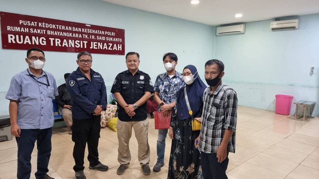 Jenazah Mustopa NR diambil keluarga dari RS Polri untuk dimakamkan di Lampung, Selasa (9/5). Foto: Dok. Istimewa