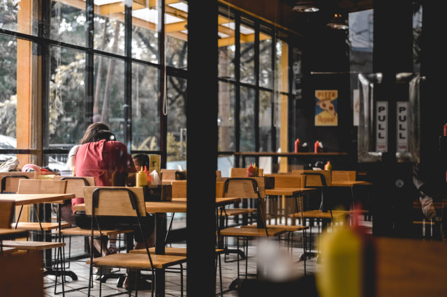 Coffee Shop Terdekat dari Stasiun Sudirman, Foto Hanya Ilustrasi: Unsplash/Muhamad Lucky Ramadhan