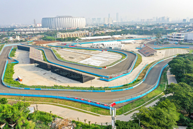 Foto udara suasana dari lintasan jelang balap Formula E 2023 di Jakarta International E-Prix Circuit (JIEC), Jakarta, Selasa (9/5/2023).  Foto: M Risyal Hidayat/ANTARA FOTO