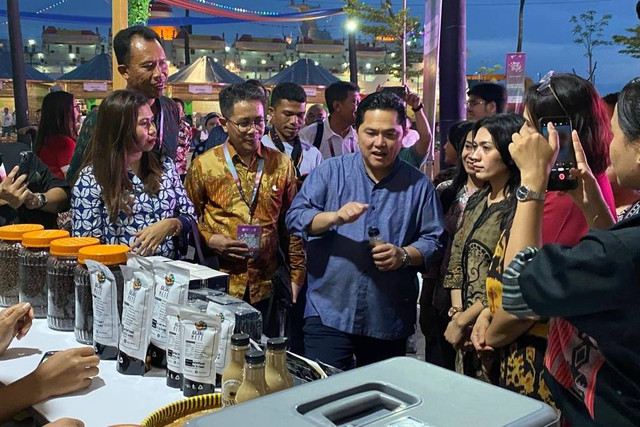 Menteri BUMN Erick Thohir mengunjungi booth pameran UMKM di acara SME's HUB pada Selasa (9/5). Foto: Kementerian BUMN