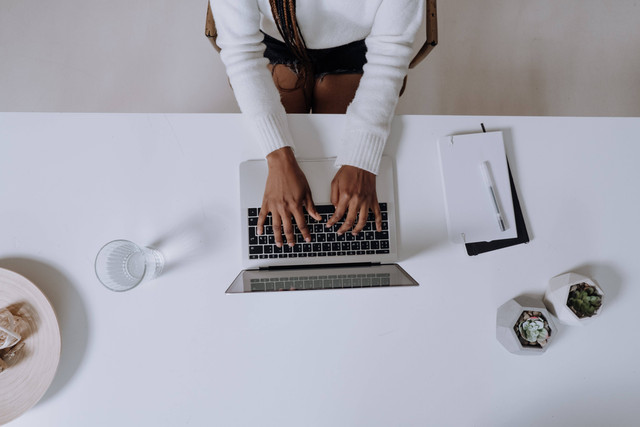 Ilustrasi cara membuat folder baru di laptop. Foto: pexels.com.
