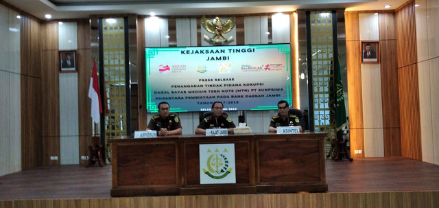 Kepala Kejaksaan Tinggi Jambi, Elan Suherlan (tengah). Dok: Ist.