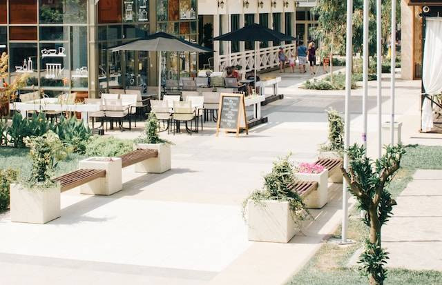 Ilustrasi cafe outdoor di SCBD. Sumber: Unsplash/ Igor Starkov