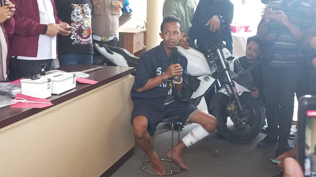 Muhammad Husen (duduk, memegang mic). Foto: Intan Alliva Khansa/kumparan