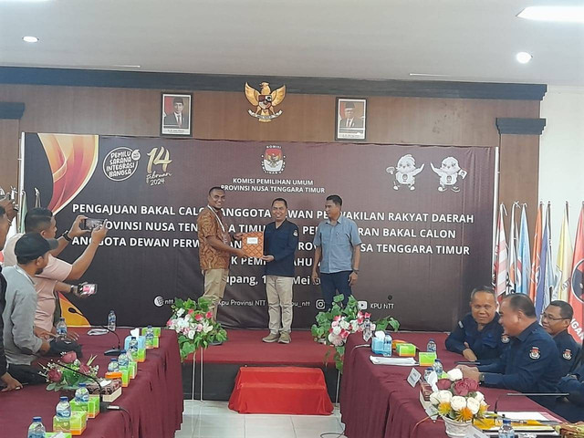 Keterangan foto:Bakal calon Anggota DPD, Angelius Wake Kako menyerahkan dokumen pendaftaran diterima Ketua KPU NTT, Thomas Dohu.