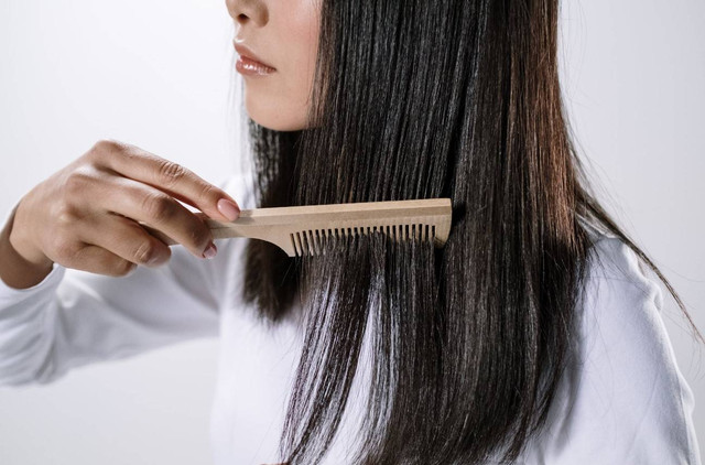 Ilustrasi cara menghilangkan kutu rambut dengan cepat. Sumber: Pexels.