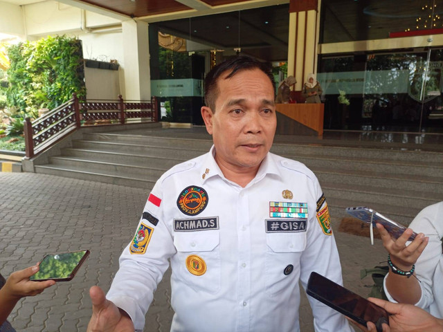 Plh Kadiskominfotik Lampung Achmad Saefullah saat diwawancarai awak media di kantor Pemprov Lampung, Rabu (10/5). | Foto : Galih Prihantoro/ Lampung Geh