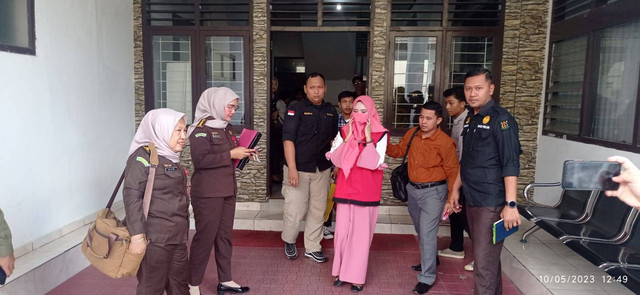 Tersangka YSA (rompi merah) dilimpahkan ke Jaksa Penuntut Umum Kejari Jambi/Ist
